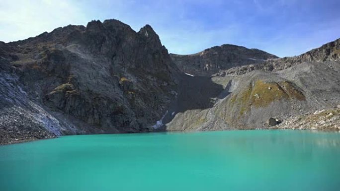 碧绿的水和落基山脉的山湖