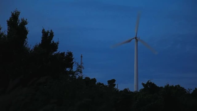 工作风力发动机。风车视点的黄昏。泰国普吉岛