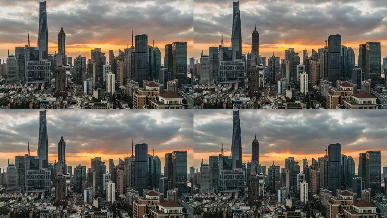 中国上海-2017年10月30日: 从东向西看，陆家嘴金融区上海天际线全景日落。