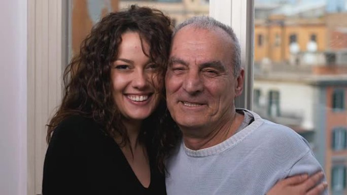 一代肖像: 老父亲和他的女儿在镜头前微笑