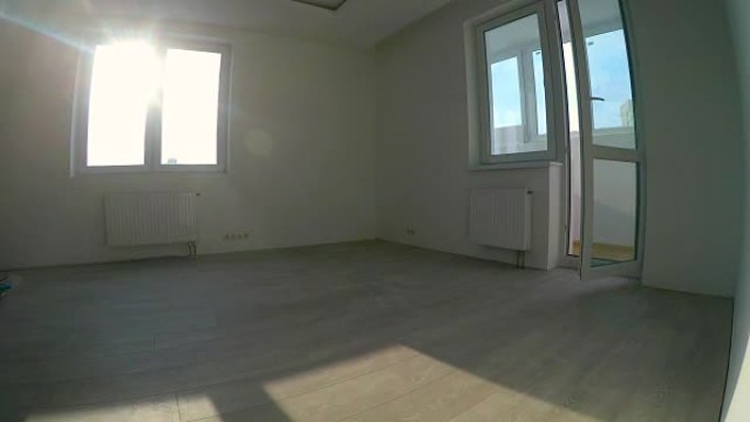在地板上新公寓的小房间里完成维修是配件