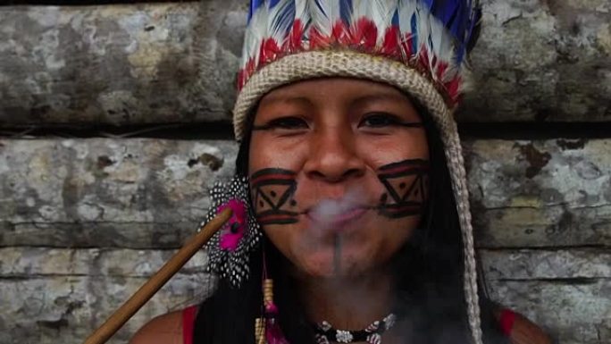 巴西图皮瓜拉尼部落的土著妇女吸烟