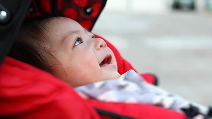 男孩儿在婴儿车马车座位上笑得开心