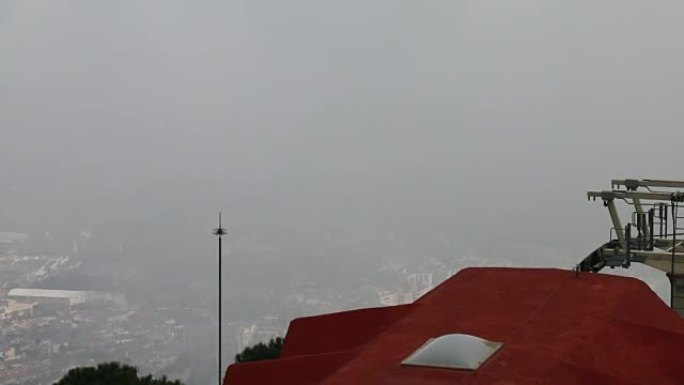 西班牙贝纳马迪纳市的雾和缆车站之间的景色