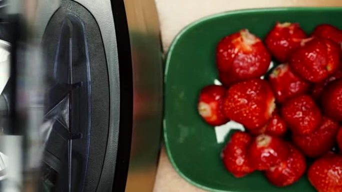 准备在搅拌机中制作草莓水果奶昔4K