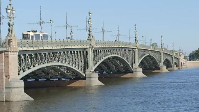 夏季，电车在三位一体 (Troitsky) 桥上行驶-俄罗斯圣彼得堡