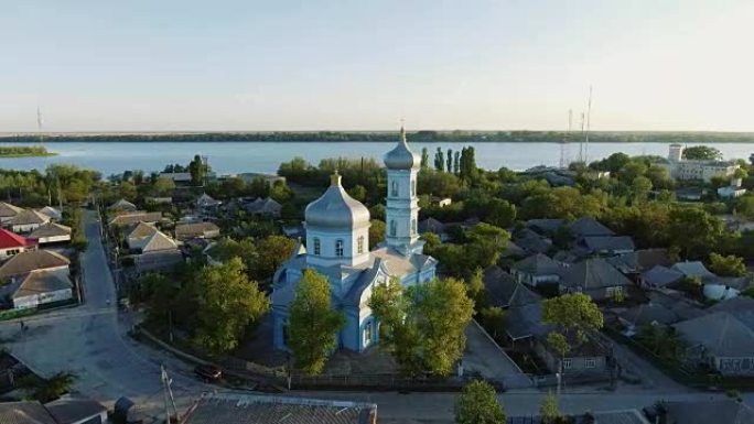 维尔科沃市中心的航拍画面 -- 乌克兰敖德萨地区夏季教堂的俯视图