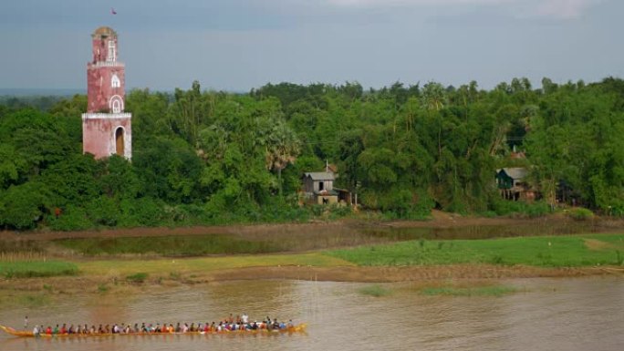 划船者在河边经过古老的瞭望塔的河上训练