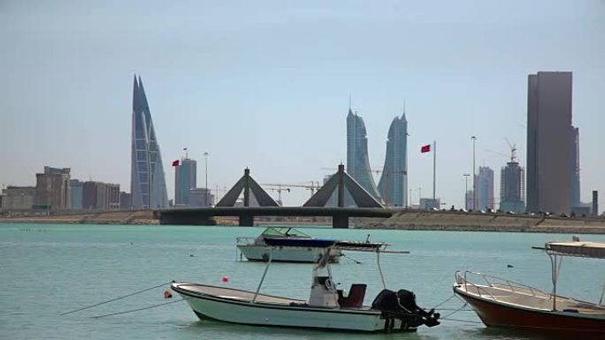 巴林。渔船和麦纳麦天际线