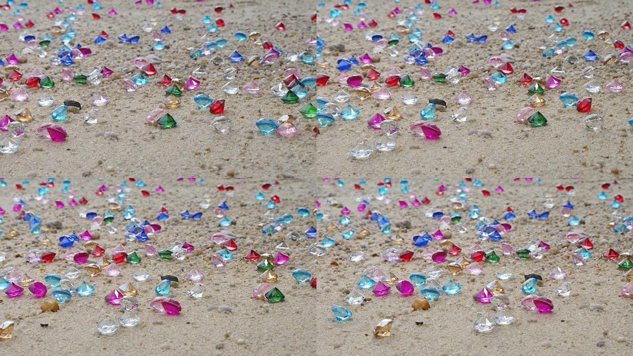 宝石散落在海滩上。