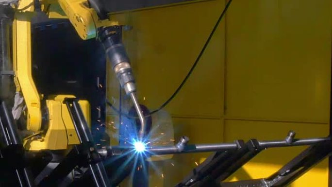 工厂工业数控机床上的金属铁激光氩气焊接。