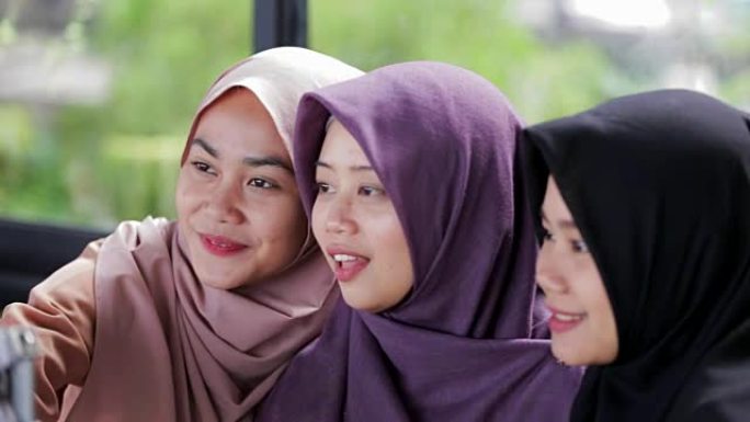 美丽的东南亚穆斯林妇女与头巾做视频通话编辑和原始