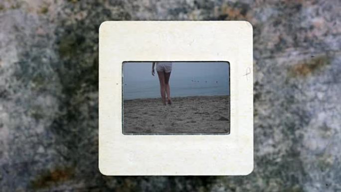 女孩在幻灯片上走在沙滩上