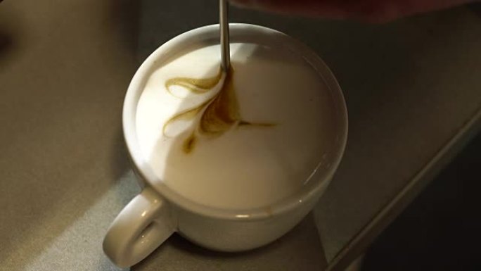咖啡师制作拿铁或卡布奇诺咖啡