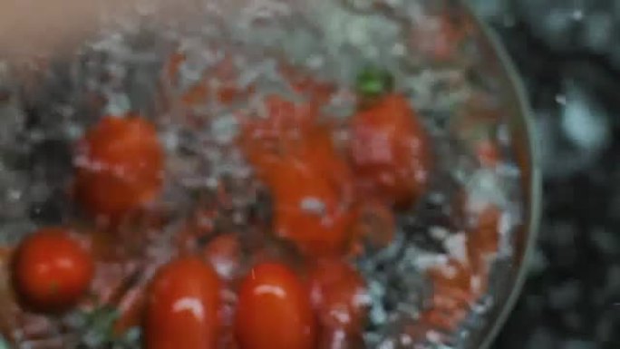 樱桃番茄溅入水慢动作视频