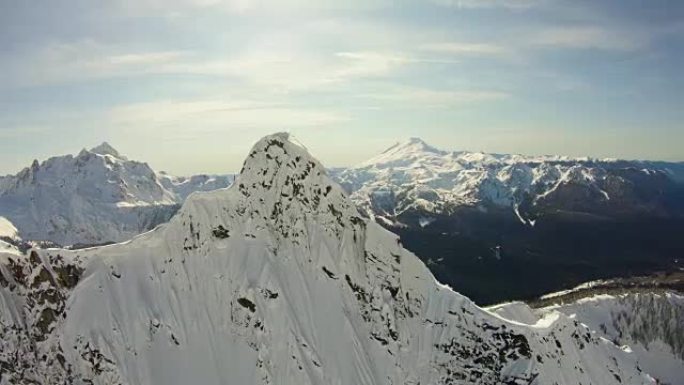 三角形陡峭的岩石峰空中飞越关闭了白雪皑皑的北喀斯喀特山脉，看着舒克山和贝克山自然冬天，北喀特山脉后面