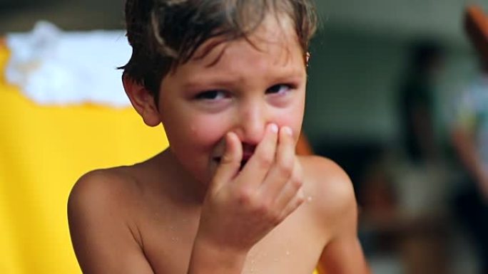 儿童在120fps慢动作中无法控制地哭泣和哭泣。坦率真实的年轻男孩哭泣，悲伤的表情
