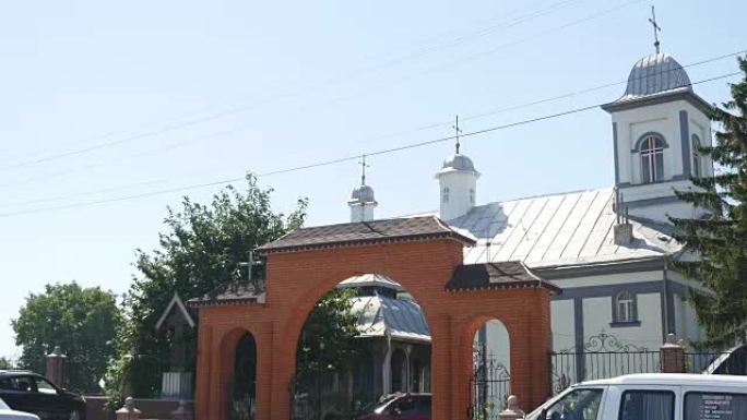 东正教教堂，东正教教堂领土的入口大门，拱门，晴天，绿树