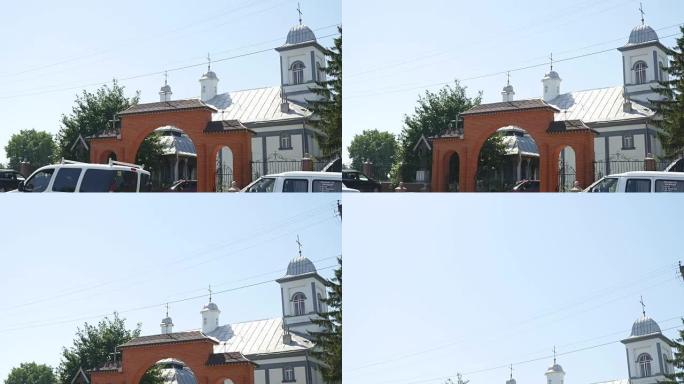 东正教教堂，东正教教堂领土的入口大门，拱门，晴天，绿树