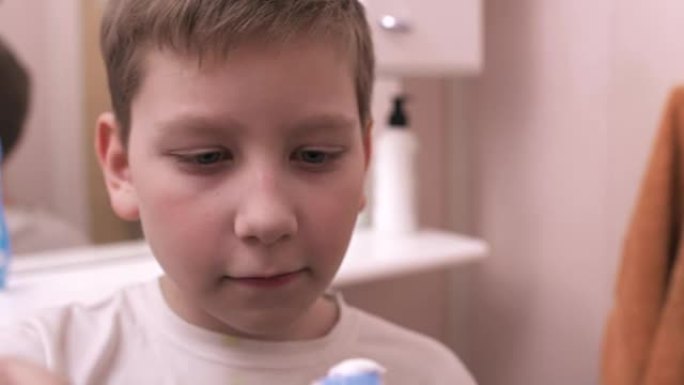 小男孩用牙刷和牙刷挤牙膏