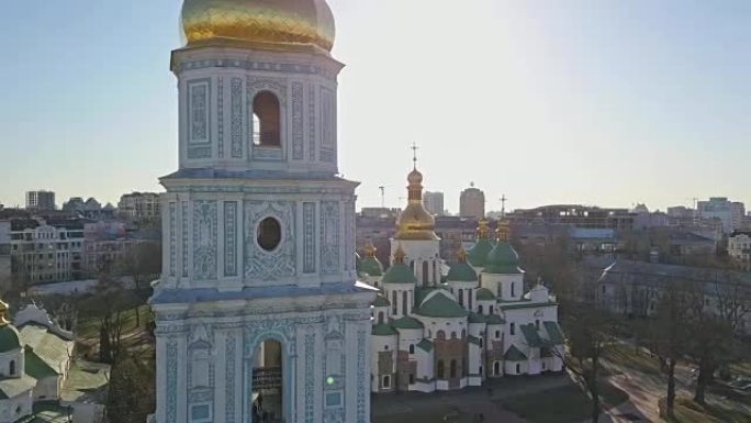鸟瞰，全景视频，从FullHD的无人机到圣索菲亚大教堂-乌克兰基辅市的钟楼和主楼，在灿烂的阳光下。