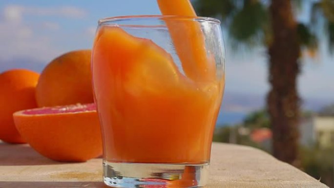 葡萄柚汁倒入玻璃杯中