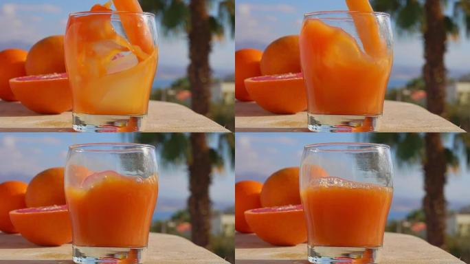 葡萄柚汁倒入玻璃杯中