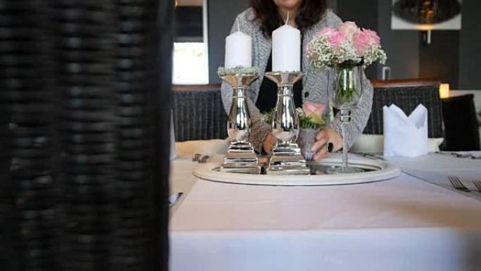 一个女人为婚礼装饰桌子