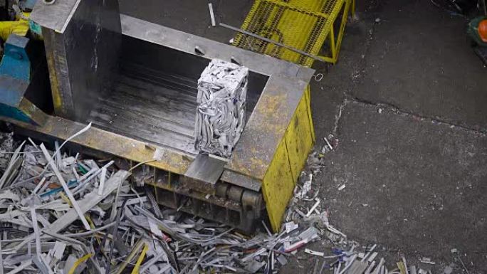 压制各种金属材料的碎屑以进一步用于轻重工业的过程的俯视图