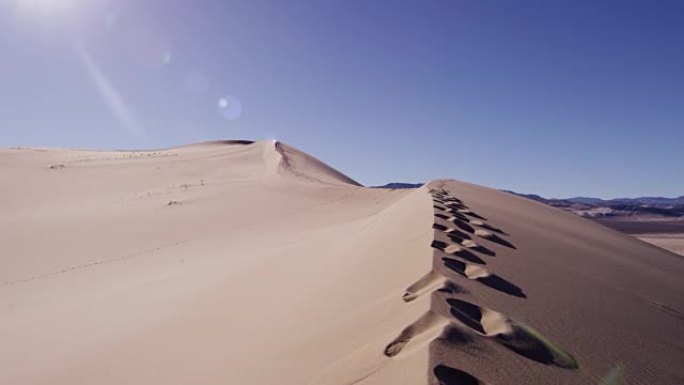 荒野荒芜地形沙漠中的脚印
