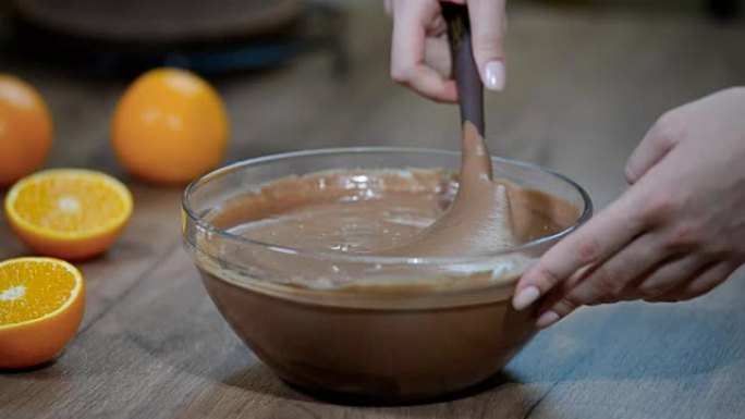用抹刀搅拌巧克力慕斯