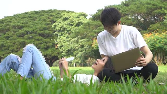 快乐的亚洲夫妇在大学公园玩得开心。