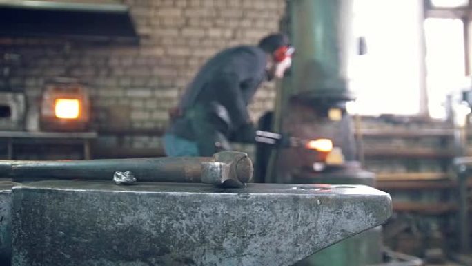 铁锤在工匠铁匠面前用热钢工作
