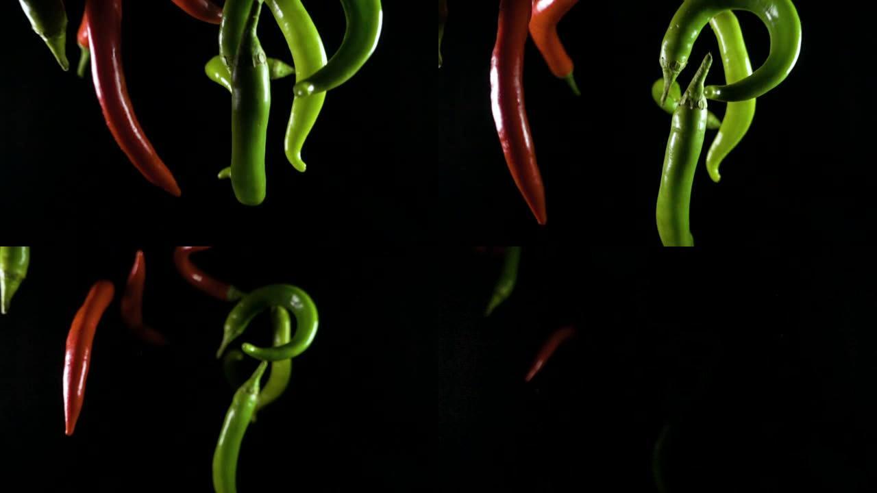 黑色背景上的红色和绿色辣椒