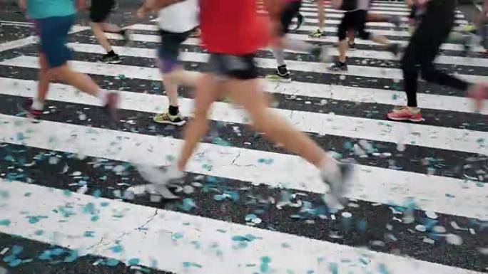马拉松比赛以五彩纸屑选手开始终点线