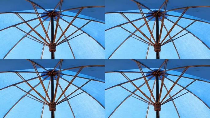室外蓝色遮阳伞，游泳池水波纹反射阳光