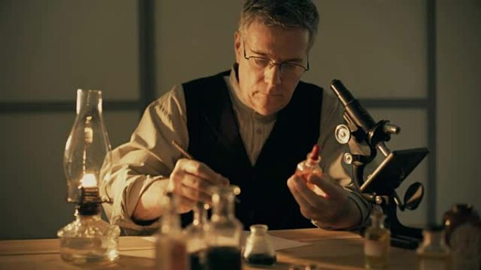 世纪之交的科学家看着一种化学物质并做笔记