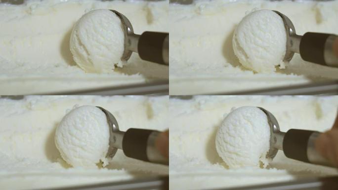 香草冰淇淋被挖出。特写视图。