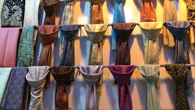 伊斯坦布尔大巴扎的彩色羊绒围巾