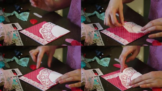 这个女孩在家从事制作贺卡的工作。采用纸、花边、编织物等材料。