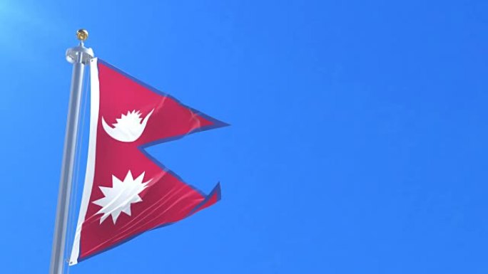 尼泊尔国旗在蓝天下缓慢地挥舞着，循环