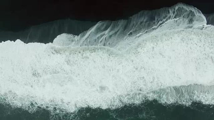 冰岛黑沙滩上的海浪鸟瞰图