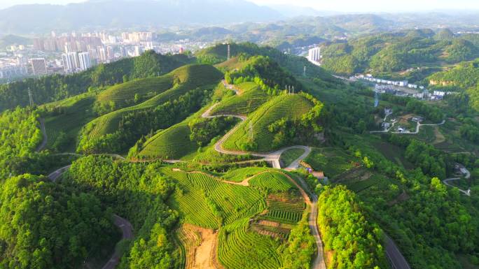 山顶盘旋的公路