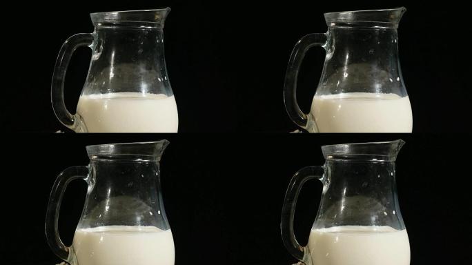在黑色背景上隔离的大量牛奶