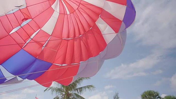 泰国普吉岛卡隆海滩上的彩色降落伞