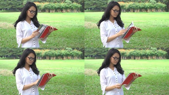 大学公园的女学生阅读书籍