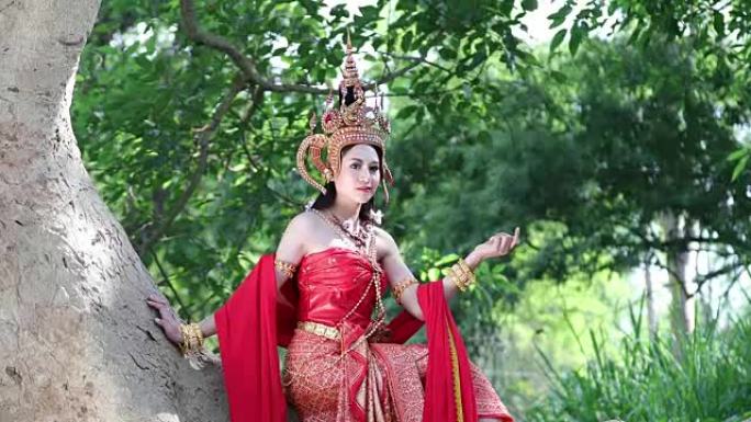 女人穿着典型的泰国服装和泰国的身份文化
