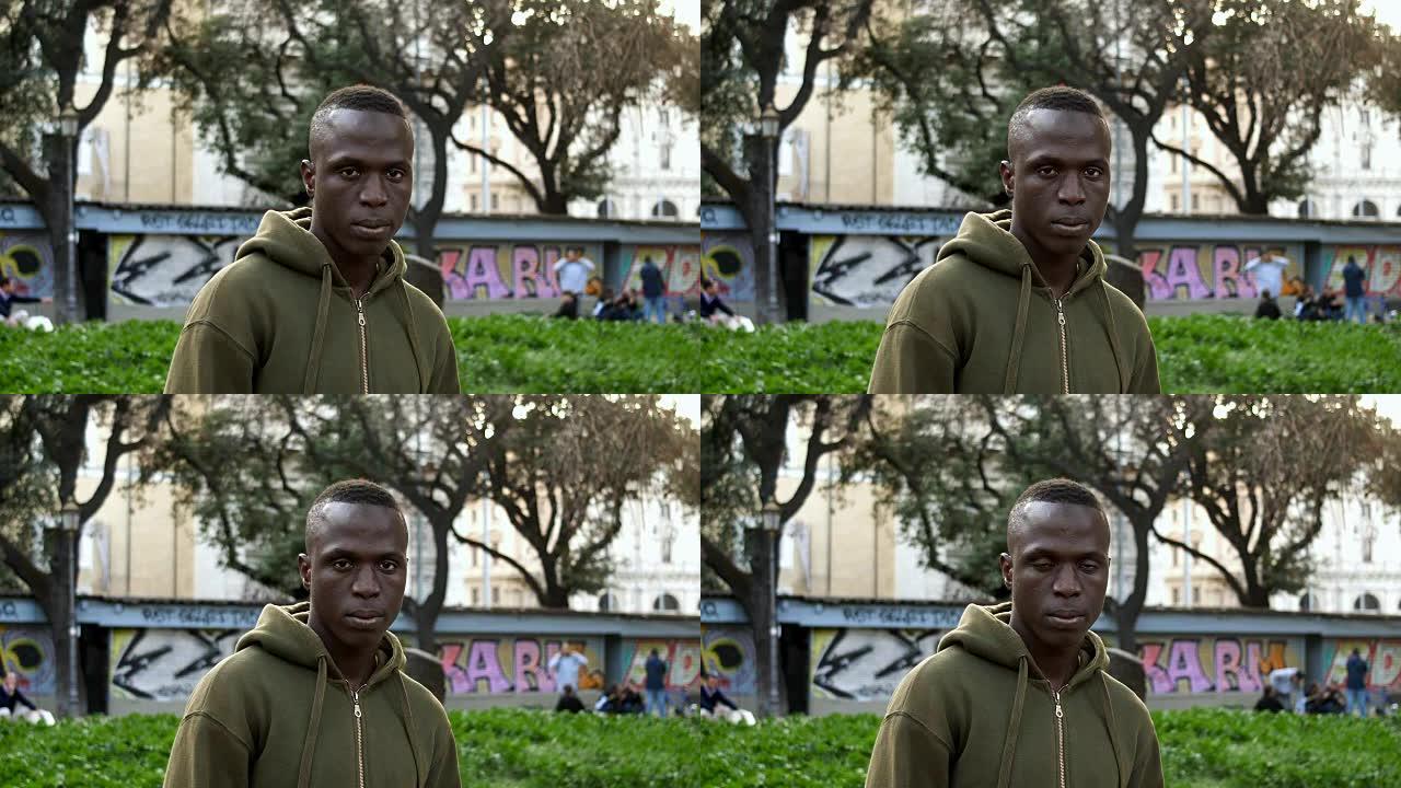 非洲黑人年轻人盯着相机-户外