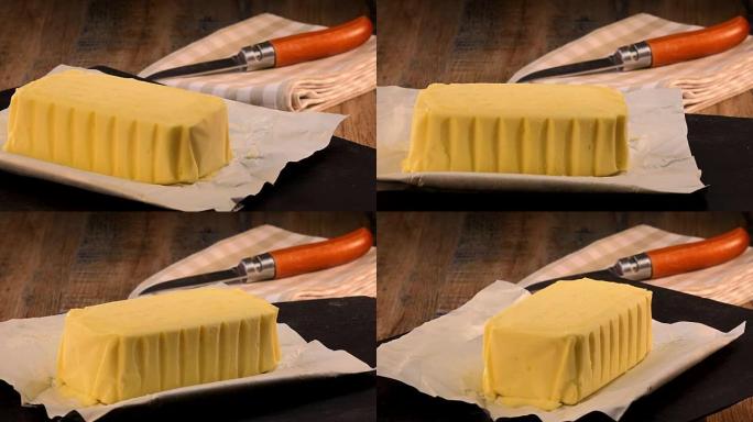 准备食用的黄油包装盘