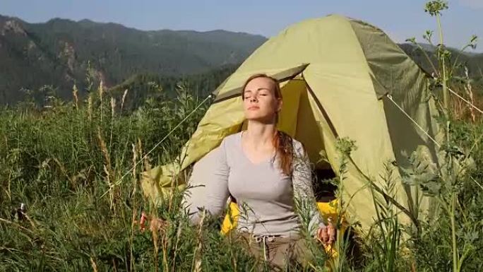 女孩游客在山脉的背景下放松